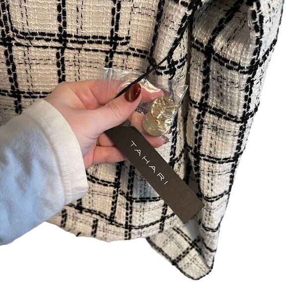 NWT- Tahari- Plaid Black White Cropped Gold Buttons Lined Tweed Jacket Blazer, L - Picture 5 of 12